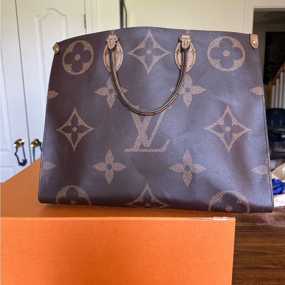 Louis Vuitton OnTheGo GM - Picture 1 of 8